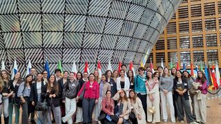 Los alumnos, ante el Parlamento Europeo en Bruselas