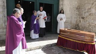 Argüello recibe el féretro con los restos de Teófanes Egido