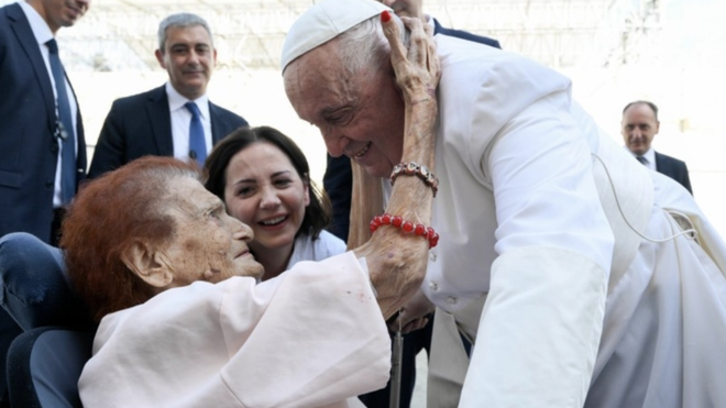 Una anciana abraza al papa Francisco