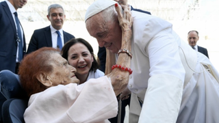 Una anciana abraza al papa Francisco