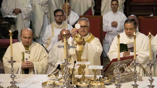 Antonio Valín, con el nuncio y el arzobispo de Santiago
