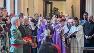 Cobo, en el mauselo del padre Huidobro