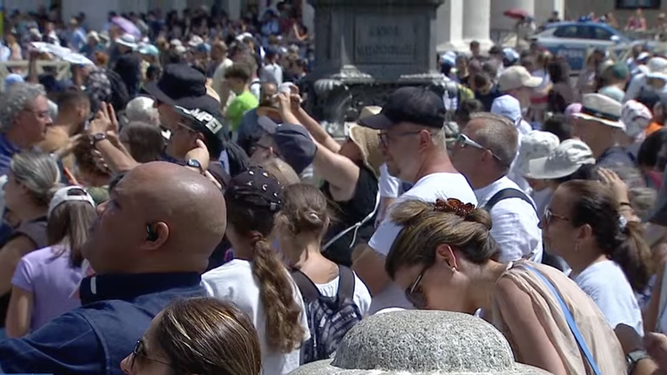 Fieles en la plaza de San Pedro