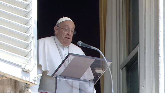 Francisco, durante el rezo del Angelus