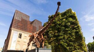 El Patagotitan mayorum se exhibe frente al jardín vertical de CaixaForum Madrid