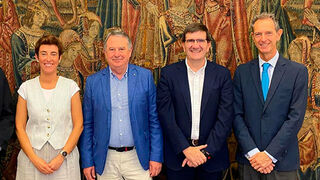 Nuria Ruiz, junto a Javier Aguirregabiria, Juan José Etxeberria y el Dr. Nicolás Guerra