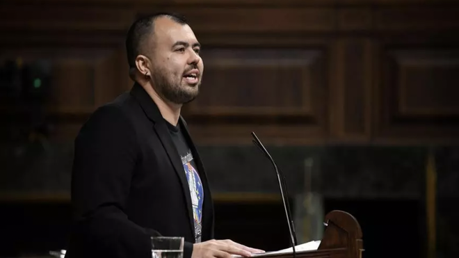 El diputado de Sumar, leyendo el Evangelio