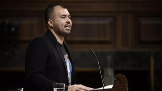 El diputado de Sumar, leyendo el Evangelio