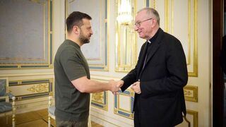 Volodímir Zelenski y el cardenal Parolin