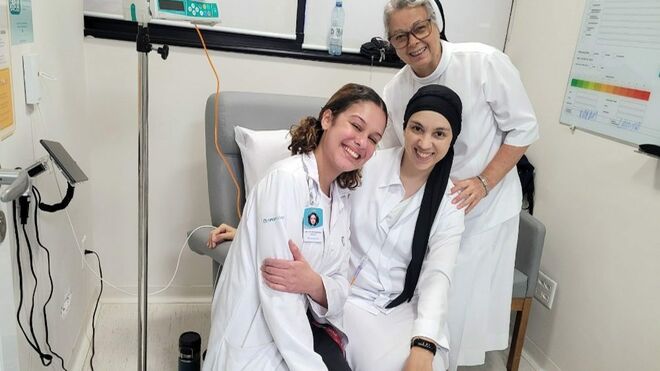 Hermana Grazielle Rigotti, en el centro, durante una sesión de quimioterapia