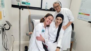 Hermana Grazielle Rigotti, en el centro, durante una sesión de quimioterapia