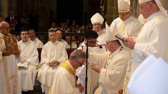 Prieto, en la ceremonia de ordenación de Valín