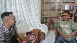 Arzobispo de Kupang, a la derecha, con un nuevo sacerdote