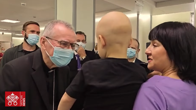 Parolin visita en Ucrania el hospital infantil alcanzado por misiles rusos
