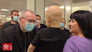Parolin visita en Ucrania el hospital infantil alcanzado por misiles rusos