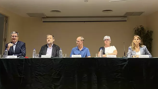 De izq. A dcha.: Joan Roca, Enric Puiggrós SJ, Pau Vidal SJ, Pilar Polo e Irma Rognoni durante la rueda de prensa de los Jesuítas de Catalunya
