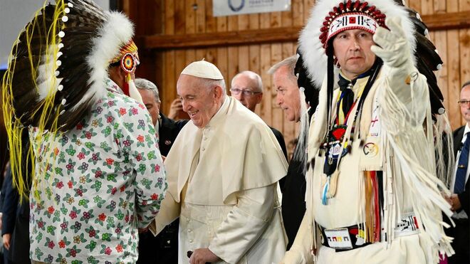 Francisco con representantes de los pueblos indígenas en su Viaje Apostólico a Canadá en 2022