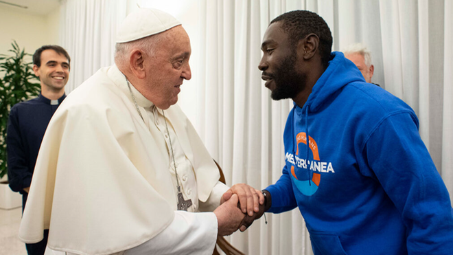 Francisco saluda al joven camerunés Mbengue Nyimbilo Crepin 'Pato'