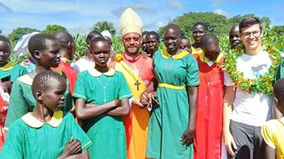 Carlassare junto a un grupo de fieles de su diócesis