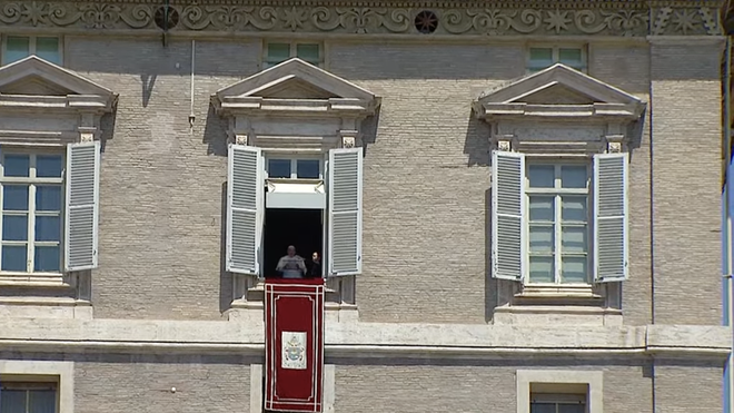 Francisco asomado al balcón del Palacio Apostólico