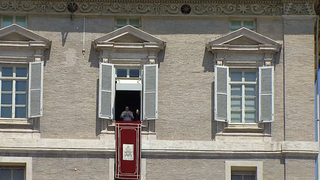 Francisco asomado al balcón del Palacio Apostólico