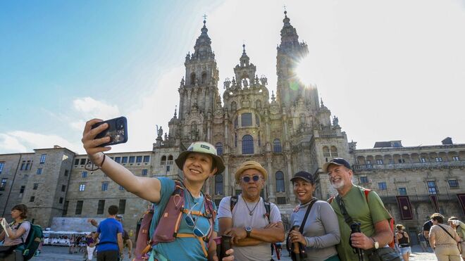 Peregrinos frente a la catedral compostelana