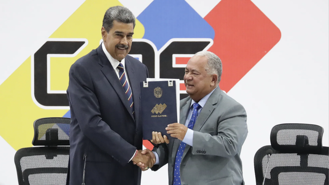 Maduro y el presidente del CNE
