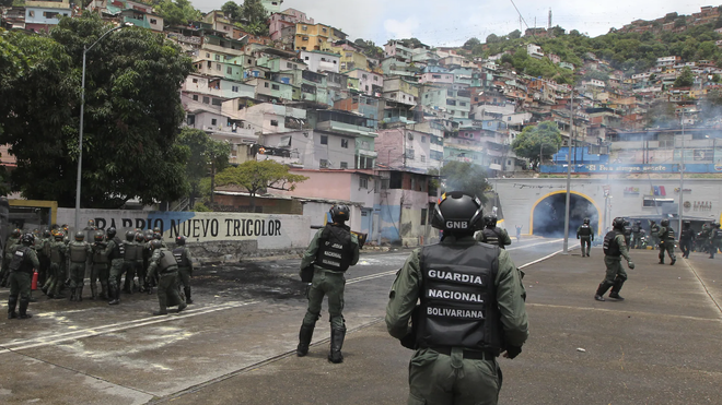 Militares despejan una calle bloqueada en Caracas tras las protestas ciudadanas