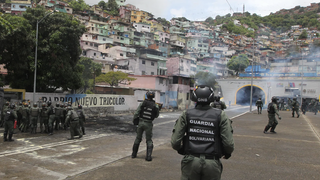 Militares despejan una calle bloqueada en Caracas tras las protestas ciudadanas