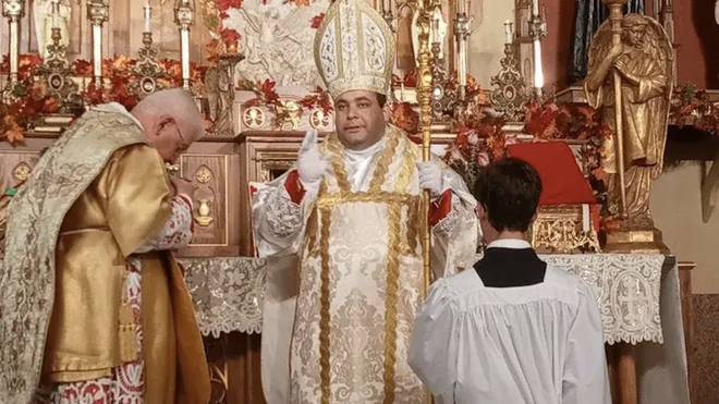 Da Silva tras su falsa ordenación episcopal