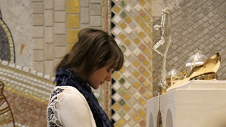 Una mujer ante un mosaico de Rupnik en el Santuario Nacional San Juan Pablo II