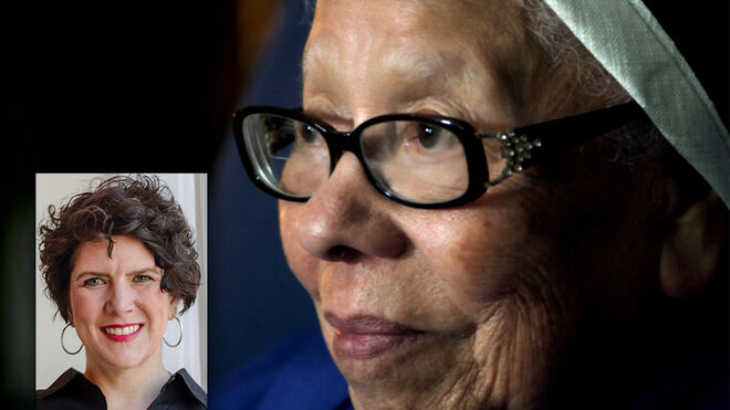 La Hna. María Rosa Legoll, de las Hermanas Escolares de San Francisco, en el documental With This Light [Con esta luz]; dentro: Nicole Bernardi-Reis, productora y codirectora de la película.