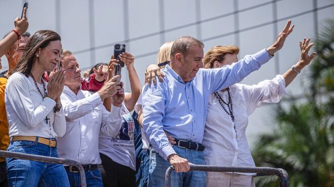 La líder opositora venezolana María Corina Machado (i) y el candidato a la presidencia de Venezuela Edmundo González Urrutia (d)