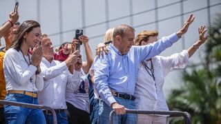 La líder opositora venezolana María Corina Machado (i) y el candidato a la presidencia de Venezuela Edmundo González Urrutia (d)