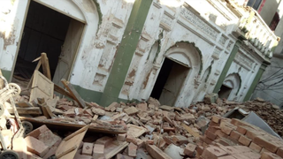 Mezquita ahmadí desrtruida