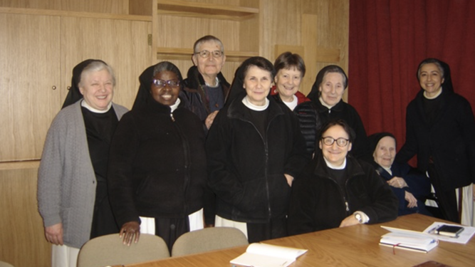 Pepe Rodier con las monjas de la Armenteira