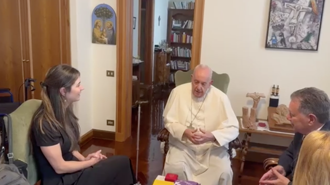 Francisco con una víctima del criminal argentino Astiz