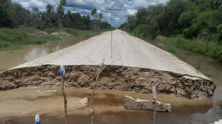 Camino destruido por la lluvia en el Chaco paraguayo