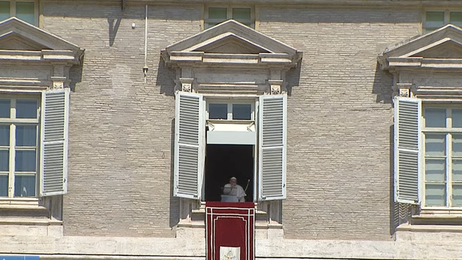 Francisco se asoma a la ventana de su estudio