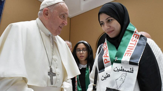 El Papa y una mujer palestina