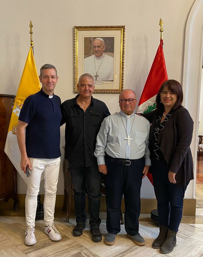 Bertomeu y Sciclina, junto a Paola Ugaz y Pedro Salinas