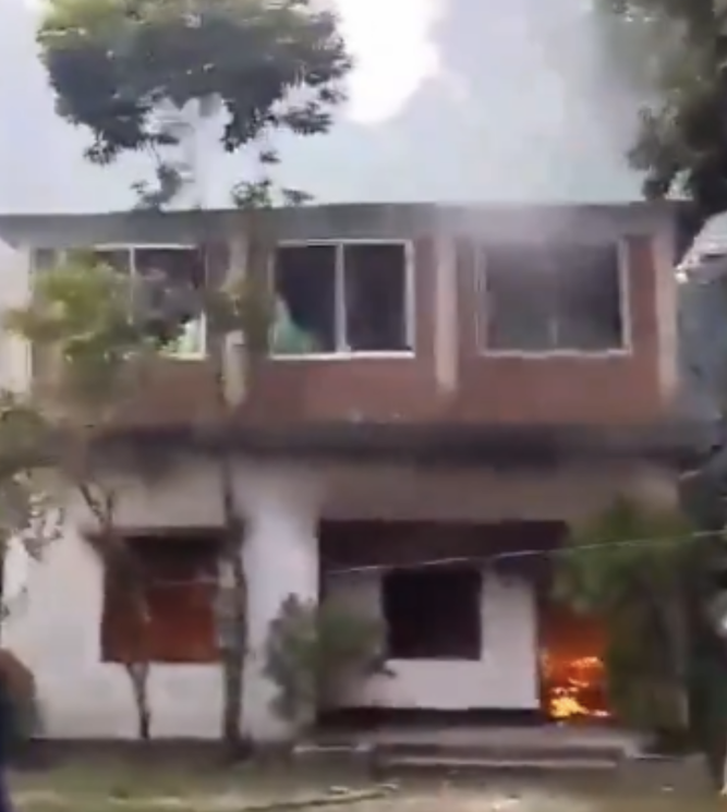 Casa ahmadi incendiada en Bangladesh