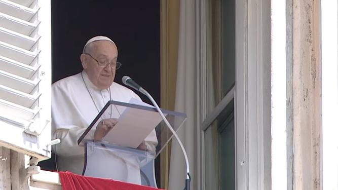 Francisco, durante el Angelus