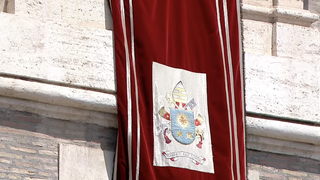 Escudo del Papa en el Palacio Apostólico