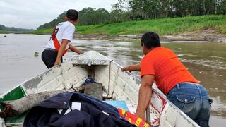 Empujando el bote varado por el bajo nivel del río