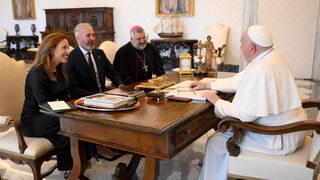 Natalia Chueca, Jorge Azcón y Carlos Escribano, con Francisco