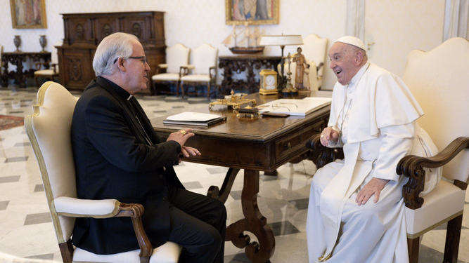Un momento de la distendida conversación entre el Papa y Saiz Meneses
