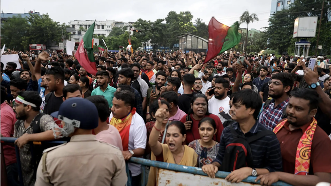 Médicos en huelga en la India tras la violación y asesinato de una compañera