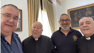 Antonio Casado, Rafael Vez y otros dos sacerdotes