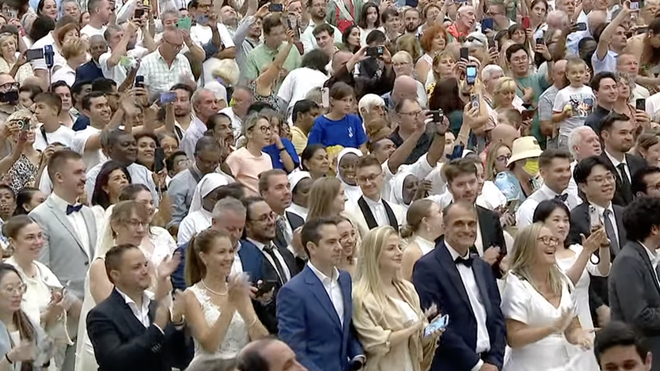 El Papa saluda a las numerosas parejas de novios presentes en la audiencia